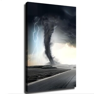 Puede incluir: Un lienzo vertical que representa un tornado oscuro y arremolinado tocando tierra en un paisaje plano. Un rayo blanco brillante surge de las nubes densas y tormentosas, iluminando el horizonte cerca de una carretera asfaltada.