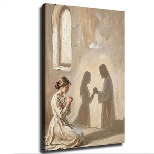 Könnte beinhalten: Ein Leinwanddruck mit einem Ölgemälde einer knienden, betenden Person mit gefalteten Händen. Ein Schatten an der Wand zeigt eine Figur, die vor der knienden Person steht. Die Szene ist in Beige-, Creme- und Brauntönen gehalten.