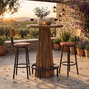 Puede incluir: Una mesa de bar alta y redonda de madera con base cónica y reposapiés circular, acompañada de dos taburetes con estructura de metal negro, respaldos de madera y asientos acolchados de color tostado sobre un patio de piedra.