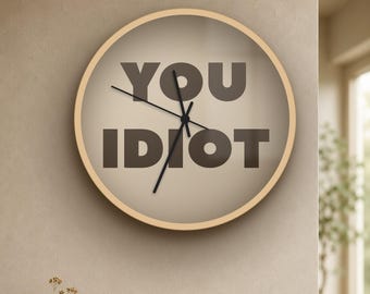 Reloj de pared divertido / "¡Idiota!" / Silencioso, 25 cm, decoración de oficina / Regalo sarcástico para compañeros de trabajo / Colores personalizados