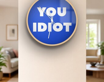 Reloj de pared divertido / "¡Idiota!" / Silencioso, 25 cm, regalo de broma, decoración / Regalo para el amigo invisible / Colores personalizados, hecho a medida