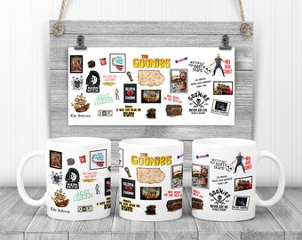 Może przedstawiać: Białe ceramiczne kubki i plakat z grafiką i tekstem z filmu "Goonies". Projekty obejmują obrazy postaci, mapę skarbu i frazy takie jak "Hey You Guys!" i "Goonies Never Say Die."