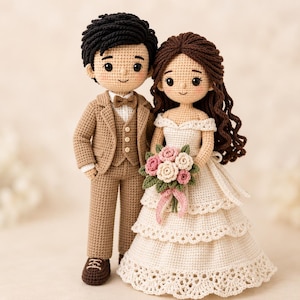 以下が含まれることがあります： カップルを表現した2体の編みぐるみ人形。左側のフィギュアは黒髪で、白いシャツと蝶ネクタイを合わせたベージュのスーツを着用。右側のフィギュアは長い茶色の髪で、白い段々のドレスを着て、小さな花のブーケを手に持っている。