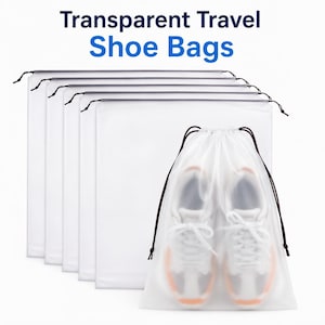 Op de afbeelding: Een set van zes rechthoekige, semi-transparante witte schoenenzakken met zwarte trekkoorden. Eén zak op de voorgrond bevat een paar witte sneakers met oranje accenten. De tekst Transparent Travel Shoe Bags is zichtbaar in de afbeelding.