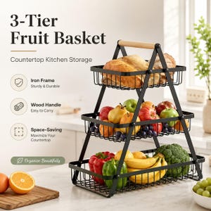 Könnte beinhalten: Ein 3-stöckiger Obstkorb mit schwarzem Eisenrahmen und hellem Holzgriff. Die oberste Ebene enthält Brot, die mittlere Ebene Äpfel, Birnen und Weintrauben, und die untere Ebene Paprika, Bananen und Brokkoli. Der Text lautet 3-Tier Fruit Basket.