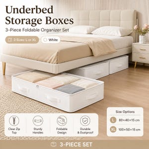 Könnte beinhalten: Ein 3-teiliges Set aus weißen, rechteckigen, faltbaren Unterbett-Aufbewahrungsboxen mit transparenten Reißverschlussdeckeln und stabilen Griffen. Erhältlich in zwei Größen: L 80x40x15 cm und XL 100x50x15 cm. Langlebig und staubdicht.