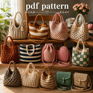 Op de afbeelding: Een collectie van diverse gehaakte tassen, waaronder tote bags, buideltassen, een hartvormige tas en schoudertassen in kleuren zoals crème, bruin, roze, marineblauw en groen. De tekst 'pdf pattern' staat bovenaan de afbeelding.