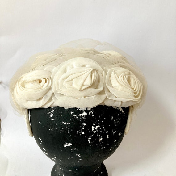 50s White flower Fascinator Hat  Velvet Covered W… - image 8