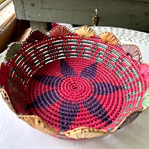 Cesta de ráfia colorida envolta em fibra de coco - rasa - cesta de pão feita à mão - cesta de frutas, cesta para guardar bugigangas