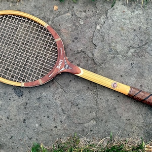 70er Jahre Initial Holz Tennisschläger von Navy TAD mit Pressholzrahmen