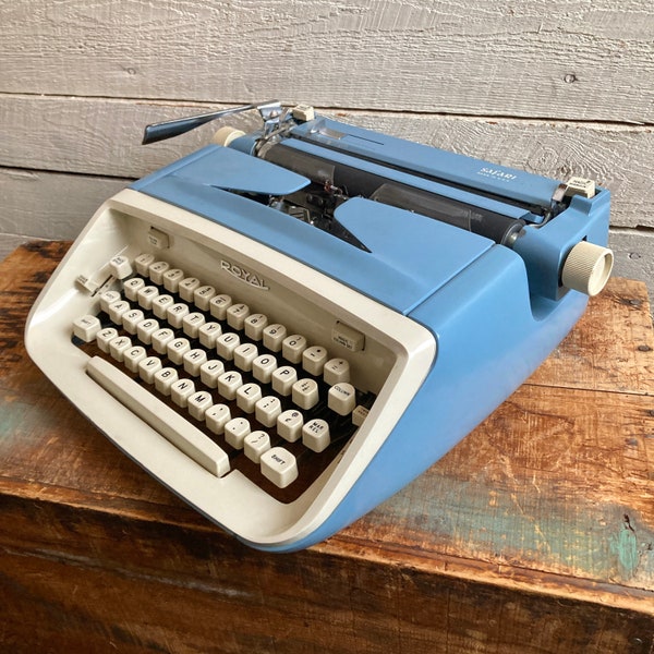 Machine à écrire portative bleue bicolore Royal Safari des années 60
