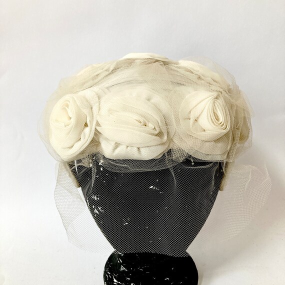50s White flower Fascinator Hat  Velvet Covered W… - image 5