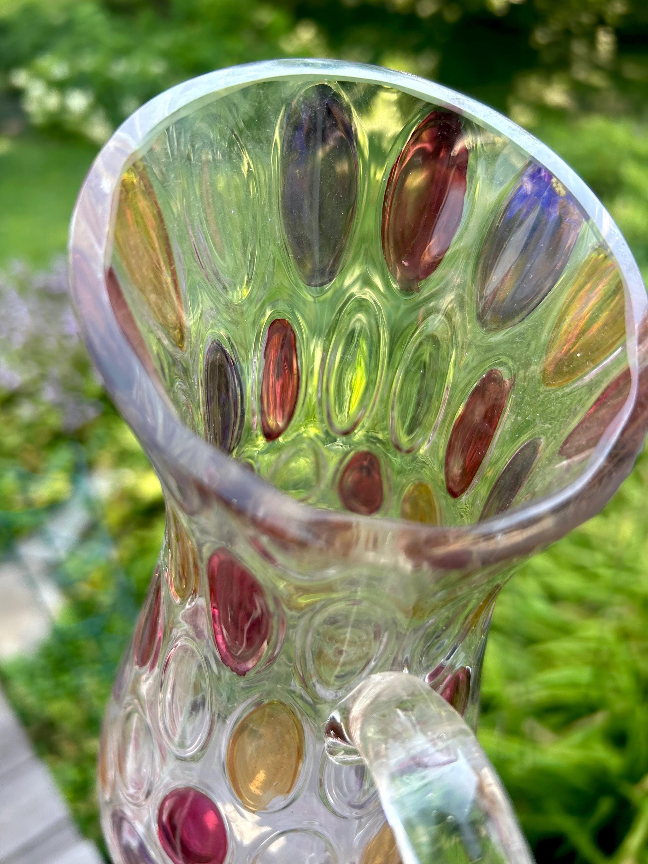 紫色ガラスピッチャー型花瓶 ポルトガル製、手吹きガラスの大きなピッチャー型花瓶。赤、紫、黄色