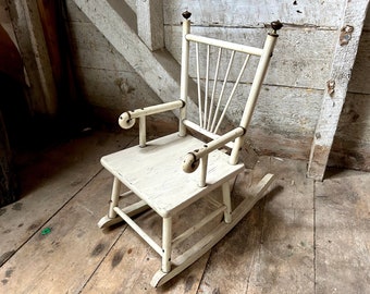 Mecedora infantil antigua de madera pintada de blanco y latón - silla de exposición