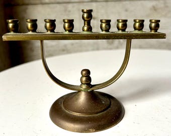 Mini portavelas de latón para Janucá en miniatura