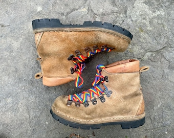 Mountaineering hiking boots - leather - vibram soles - suede lined