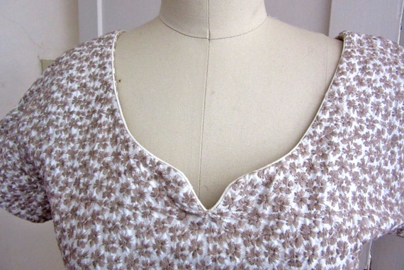 50s Dress - Taupe Embroidered Floral Fabric - Cin… - image 2