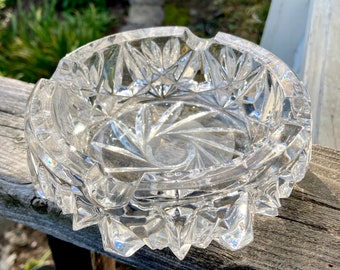 Cenicero redondo de cristal tallado transparente de los años 60, cristal grueso - soporte para llaves y pequeños objetos - para guardar baratijas