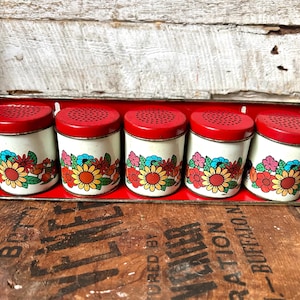 Scaffale porta spezie floreale in metallo rosso stile fattoria anni '40, per riporre le spezie in cucina, stile rustico, stile fattoria