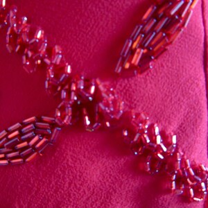 Vestido formal de gasa de seda roja con cuentas - espalda baja - maxi - con volantes - cuentas rojas - tirantes - largo - imagen 9