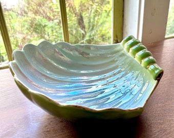 Ciotola in ceramica Lusterware di metà secolo, realizzata in Italia, a forma di conchiglia iridescente.