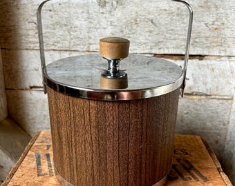 Cubitera Kromex de imitación madera, estilo mediados de siglo, con acabado cromado y aluminio, interior aislado y asa de madera, fabricada en EE. UU.