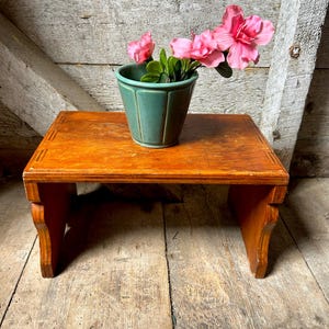 Rustikaler Hocker / Hocker / Tritthocker aus Holz / altes Holz / rustikaler Hocker / Blumenhocker