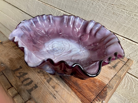 インペリアルスラグガラスの紫色のボウル、ローズエンボスデザイン 