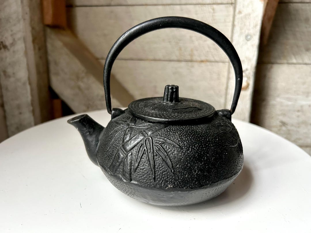 金属製彫刻急須 鉄瓶 黒鉄急須 - 小型急須 - 蝶番式ハンドル - 浮き彫り花模様 - 鋳鉄