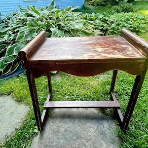 Mesa auxiliar de madera de estilo rústico de mediados de siglo, hecha a mano con borde festoneado.