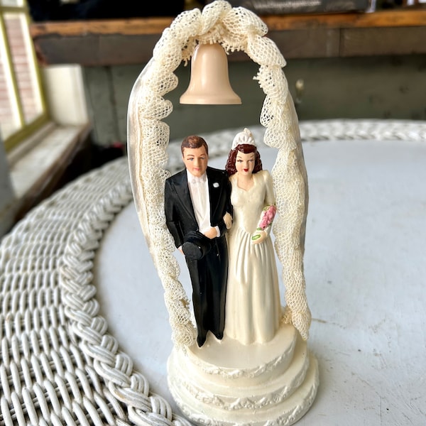 Décoration de gâteau pour les jeunes mariés des années 40 - céramique - mariage des jeunes mariés - décoration de gâteau Coast Novelty 1947
