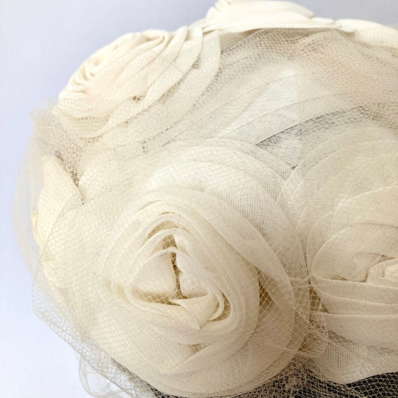 50s White flower Fascinator Hat  Velvet Covered W… - image 9