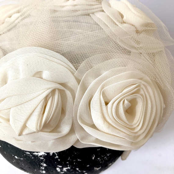 50s White flower Fascinator Hat  Velvet Covered W… - image 4