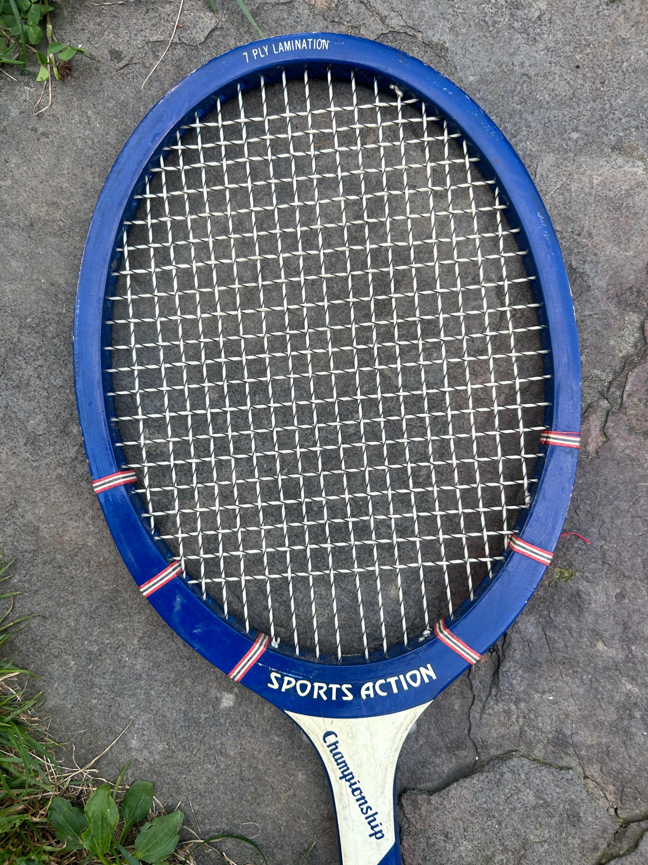 Raquette de tennis antique vintage en bois, très vieille collection de fans rétro, 1970 mémorable avec étui, décor antique - Canada