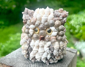 ビンテージの巻き貝の貝殻で覆われたフクロウの置物、貝殻で覆われた