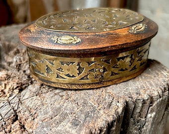 Oval träask i mässing, smyckeskrin i mässing, liten ask med lock, mässingsdesign