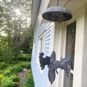 Pewter Garden Farmhouse Wind Chime decoração de jardim 4 animais de fazenda milho doce cavalo porco vaca galinha arte popular rústica