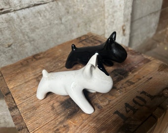 Bulldoggen-Salz- und Pfefferstreuer aus schwarzer und weißer Keramik