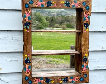 Espejo de granja, estantería pintada con motivos florales, cocina rústica, borde festoneado, hecha a mano, estilo primitivo.