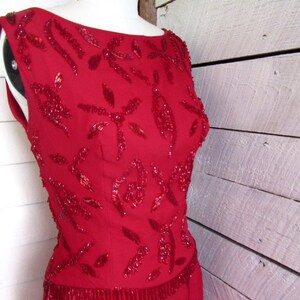 Vestido formal de gasa de seda roja con cuentas - espalda baja - maxi - con volantes - cuentas rojas - tirantes - largo - imagen 3