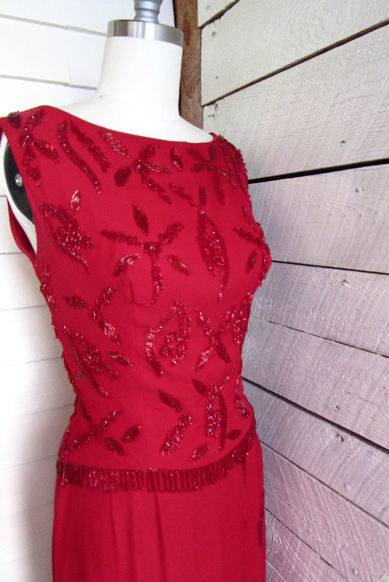 Vestido formal de gasa de seda roja con cuentas - espalda baja - maxi - con volantes - cuentas rojas - tirantes - largo - imagen 3