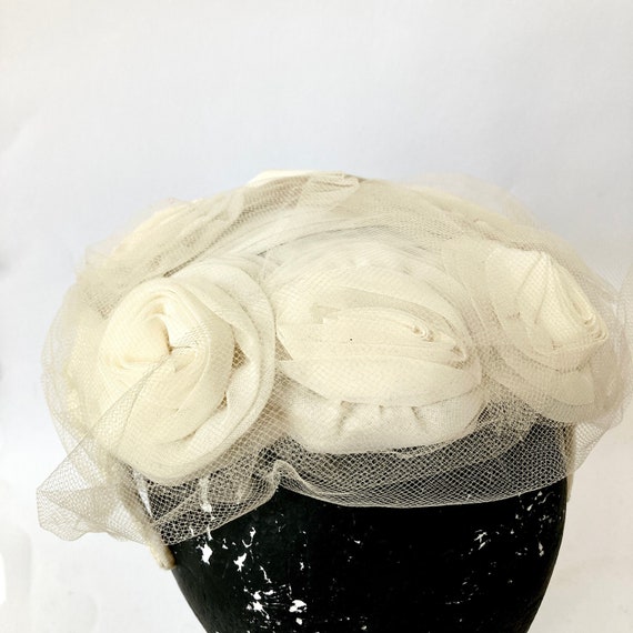 50s White flower Fascinator Hat  Velvet Covered W… - image 10