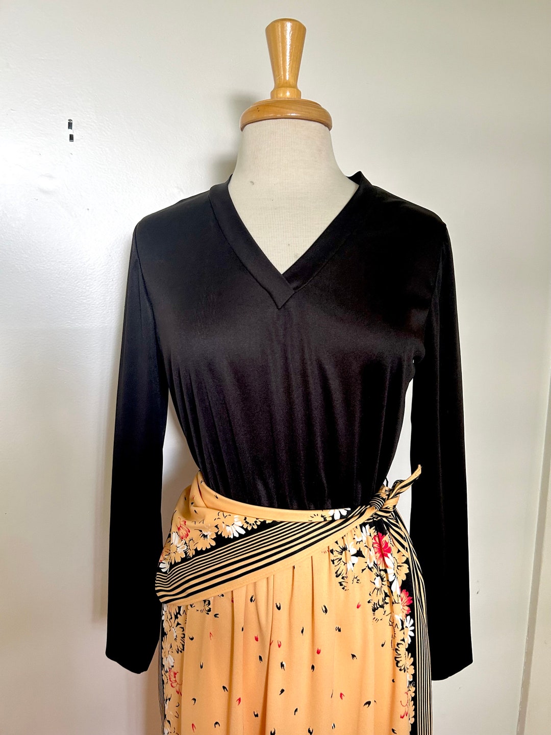 70s Polyester Jersey Knit Black Golden Yellow Floral Print V Neck Elastic  Waist Long Sleeves - 1970s Day Dress - Etsy Israel