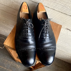 Stuart’s Choice England - black lace up - cap toe - mens shoes - dress shoes - 8 D oxfords wood shoe trees
