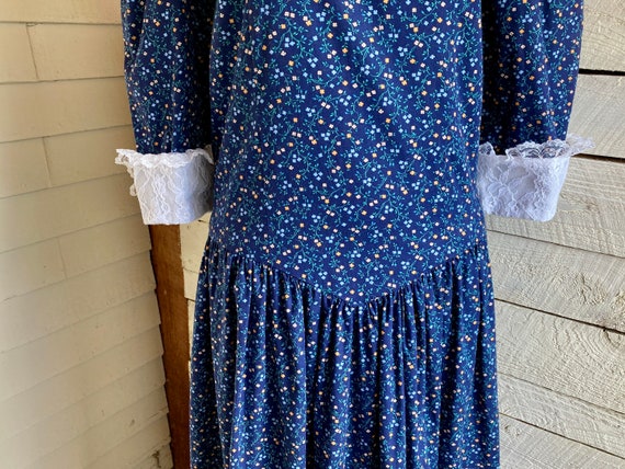 1970s Prairie cottagecore Dress Calico navy Blue … - image 3