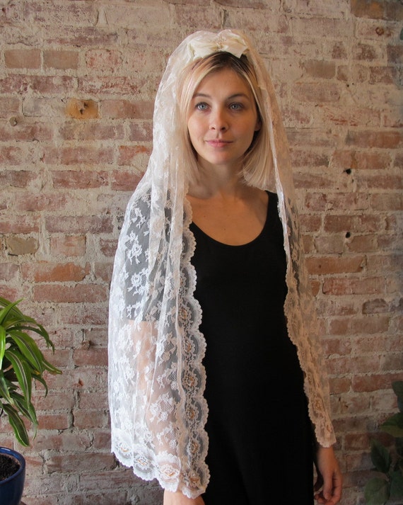 1960s Vintage Lace Wedding Dress and Veil - image 5