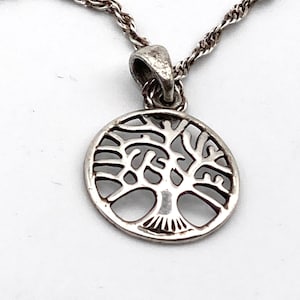 Baumanhänger aus Sterlingsilber an einer 20-Zoll-Kette aus Sterlingsilber