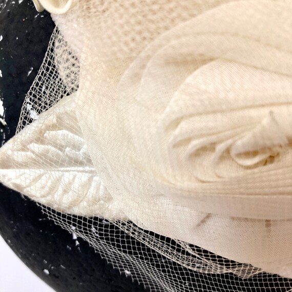 50s White flower Fascinator Hat  Velvet Covered W… - image 6