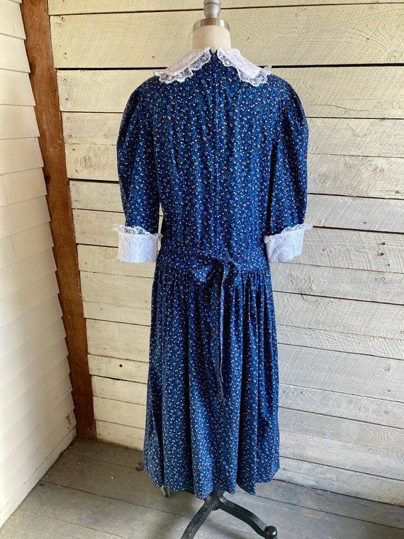 1970s Prairie cottagecore Dress Calico navy Blue … - image 9