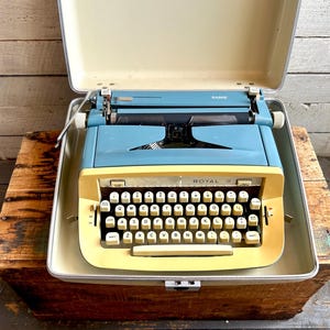 Macchina da scrivere portatile Royal Sabre anni &#39;60 bicolore blu e crema Macchina da scrivere manuale con custodia rigida anni &#39;60